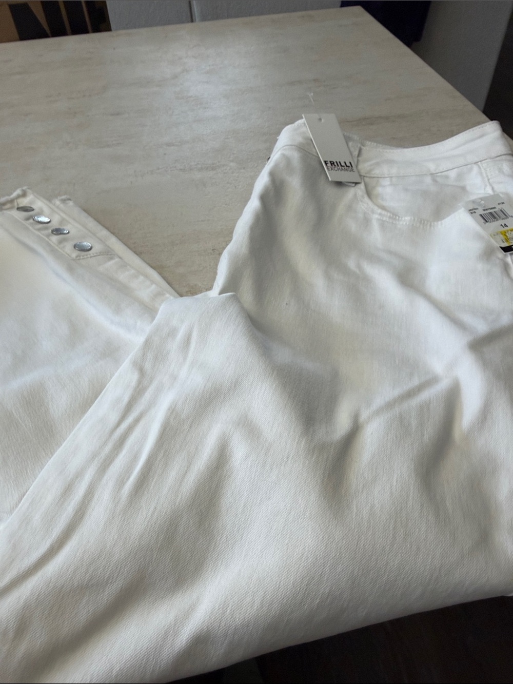 White Cropped Ankle denim Pants with Button Hem